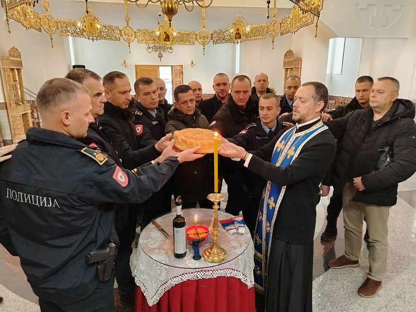 ЗВОРНИК, 20. НОВЕМБРА /СРНА/ - Полицијска управа Зворник обиљежила је данас крсну славу Светог архангела Михаила, тим поводом служена је литургија у Саборном храму Рођења Пресвете Богородице, те су положени вијенцина код спомен-обиљежја погинулим припадницма Министарства.