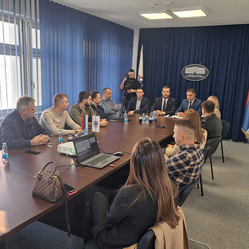 ЧЕЛИНАЦ, 20. НОВЕМБРА /СРНА/ - Начелник општине Челинац Владо Глигорић је данас у Челинцу заједно са шефом Представништва Српске у Бечу Младеном Филиповићем разговарао са представницима извозно орјентисаних фирми.	