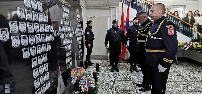 ДОБОЈ, 20. НОВЕМБРА /СРНА/ - За 127 погинулих припадника Полицијске управе Добој данас је служен парастос поводом крсне славе Министарства унутрашњих послова /МУП/ Републике Српске - Аранђеловдана.	