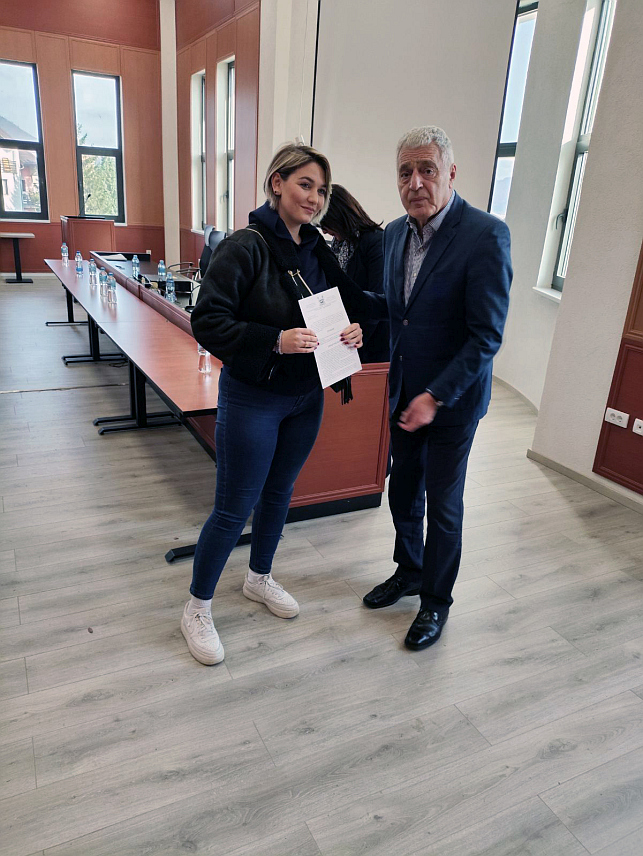 БРАТУНАЦ, 20. НОВЕМБРА /СРНА/ - Начелник општине Братунац Лазар Продановић уручио је данас рјешења о уплати једнократних новчаних подстицаја за родитеље 13 новорођенчади из ове локалне заједнице.