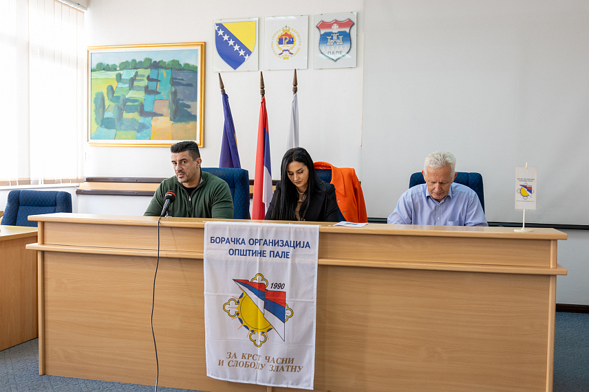 ПАЛЕ, 20. НОВЕМБРА /СРНА/ - Наставник у три паљанске основне школе Ненад Томовић и предсједник Скупштине Борачке организације општине Пале Радосав Живковић на конференцији за новинаре поводом изложбе о добојском логору и страдању српских цивила у Првом свјетском рату.