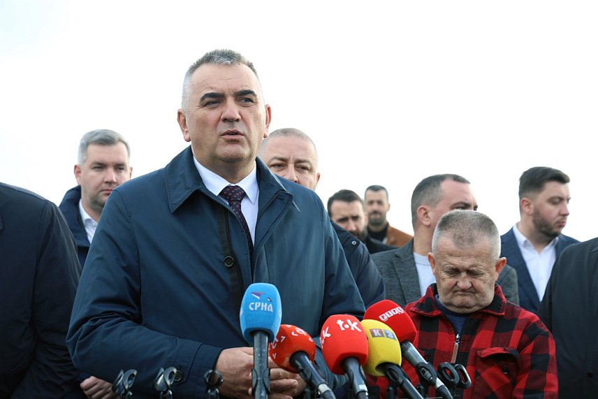 БАЊАЛУКА, 20. НОВЕМБРА /СРНА/ - Влада Републике Српске преузеће изградњу приступних путева до моста у бањалучком насељу Чесма, што је била обавеза Градске управе Бањалука, а радови би требало да буду завршени до Јовањдана, речено је током посјете званичника Српске градилишту новог моста.

