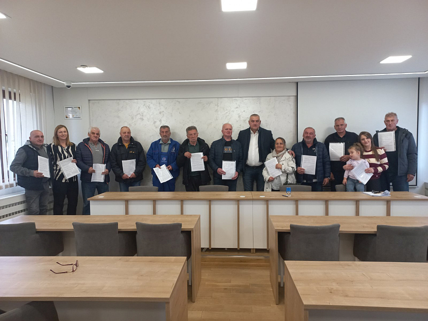 ХАН ПИЈЕСАК, 20. НОВЕМБРА /СРНА/ - Начелник општине Хан Пијесак Слободан Ђурић потписао је данас са 13 корисника уговоре о субвенционисању израде термоизолационих фасада на приватним стамбеним објектима, за шта је из буџета издвојено 90.887 КМ.