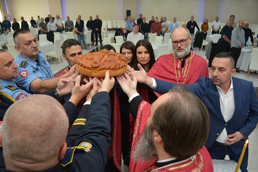 ДОБОЈ, 20. НОВЕМБРА /СРНА/ - Градоначелник Добоја Борис Јеринић присуствовао је ломљењу славског колача на свечаности коју је организовала добојска Полицијска управа.