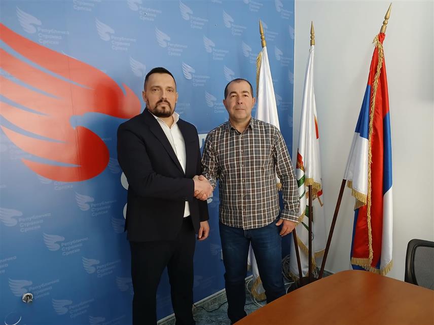 ЛОПАРЕ, 20. НОВЕМБРА /СРНА/ - Предсједници општинских одбора СНСД Лопаре Ђоко Васић и РСС Миланко Тошић поручили су са данашњег састанка да је глас Синиши Карану за предсједника Републике Српске глас за јаке институције Српске и за њен опстанак.