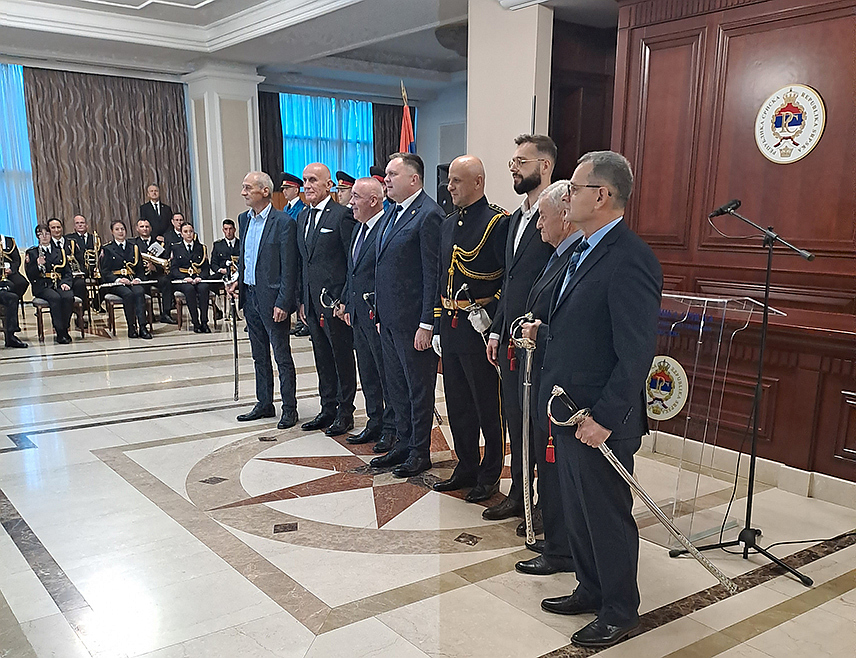 БАЊАЛУКА, 20. НОВЕМБРА /СРНА/ - Министар унутрашњих послова Републике Српске Жељко Будимир данас је свечано уручио сабље свим директорима Полиције од оснивања до сада поводом Аранђеловдана – крсне славе Министарства унутрашњих послова /МУП/.