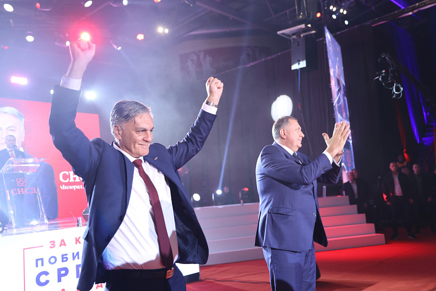 БАЊАЛУКА, 20. НОВЕМБРА /СРНА/ - Лидер СНСД-а Милорад Додик поручио је вечерас у Бањалуци да ће кандидат ове странке за предсједника Републике Српске Синиша Каран завршити његов мандат, те да он увијек зна шта да уради у интересу Српске и зато му треба вјеровати. /Фото Борислав Здриња/