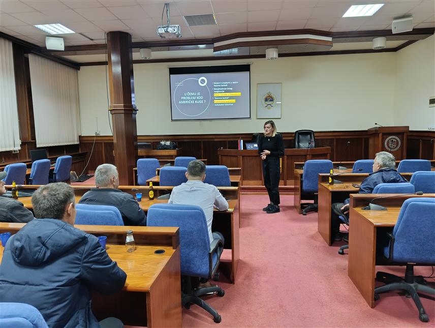 МРКОЊИЋ ГРАД, 20. НОВЕМБРА /СРНА/ - У Мркоњић Граду вечерас је одржано предавање за пчеларе о куги пчела или америчкој гњилоћи, заразној болести која се сузбија по закону, а која дуго година постоји на ширем простору бившег југословенског региона.