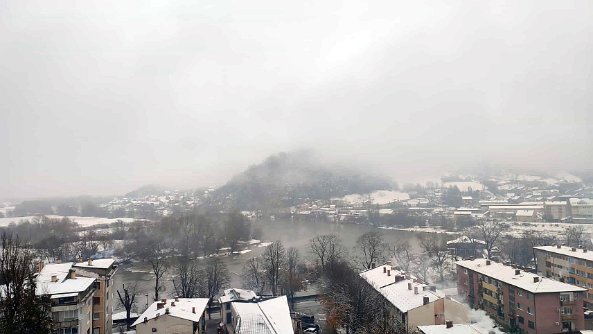 НОВИ ГРАД, 21. НОВЕМБРА /СРНА/ - Сњежне падавине на подручју Новог Града за сада нису проузроковале веће проблеме у саобраћају, али је потребан опрез због мокрих коловоза и влажног снијега.