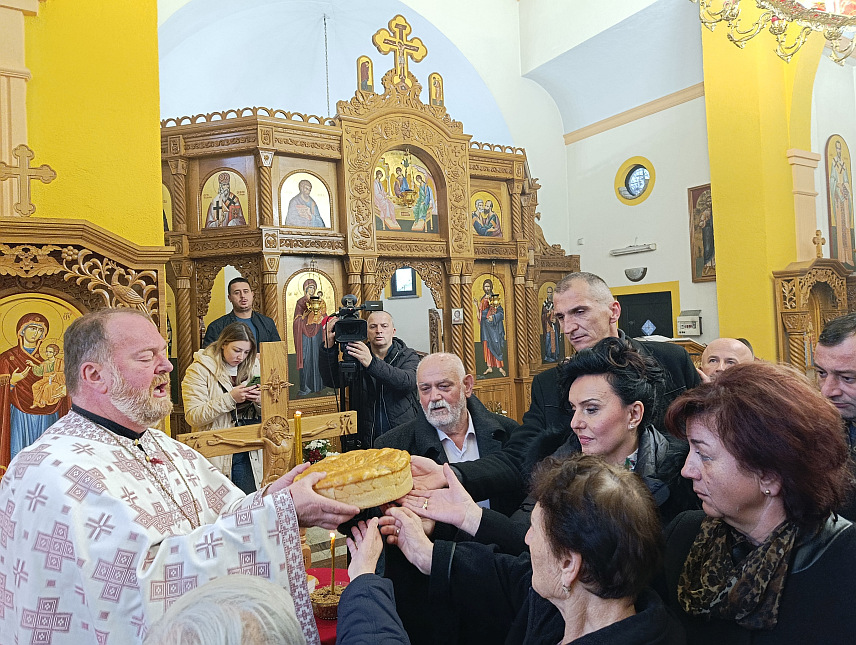 ЈЕЗЕРО, 21. НОВЕМБРА /СРНА/ - У општини Језеро данас је поводом крсне славе ове локалне заједнице - Аранђеловдана служен помен и положено цвијеће на спомен-обиљежје за 33 борца Војске Републике Српске погинула у Одбрамбено-отаџбинском рату.