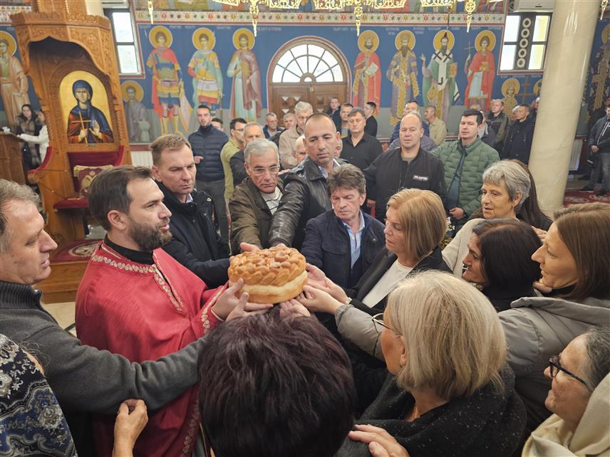 УГЉЕВИК, 21. НОВЕМБРА /СРНА/ - Поводом крсне славе Дома здравља у Угљевику служена је литиргуја у Храму Препододбне мати Параскеве, а потом је резан славски колач, а част да буде кум славе припала је начелнику Угљевика Драгану Гајићу.