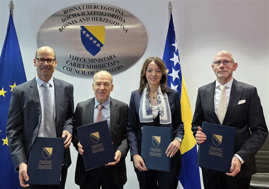САРАЈЕВО, 21. НОВЕМБРА /СРНА/ - Писмо намјере које представља службену подршку настојањима да се БиХ постепено укључи у Евротрансплант - међународну мрежу која годишње координише више од 7.000 трансплантација, потписали су министар цивилних послова у Савјету министара Дубравка Бошњак и руководство Евротранспланта, у оквиру тродневне службене посјете руководства те мреже БиХ.