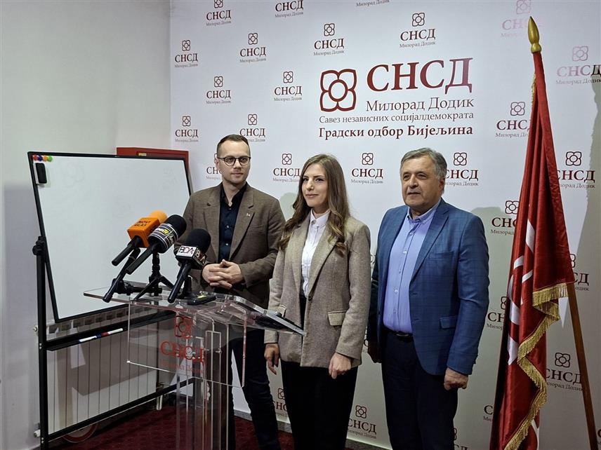 БИЈЕЉИНА, 21. НОВЕМБРА /СРНА/ - Предсједник и потпредсједник Градског одбора СНСД-а Бијељина Бојан Савић и Жељана Арсеновић на конференцији за новинаре.