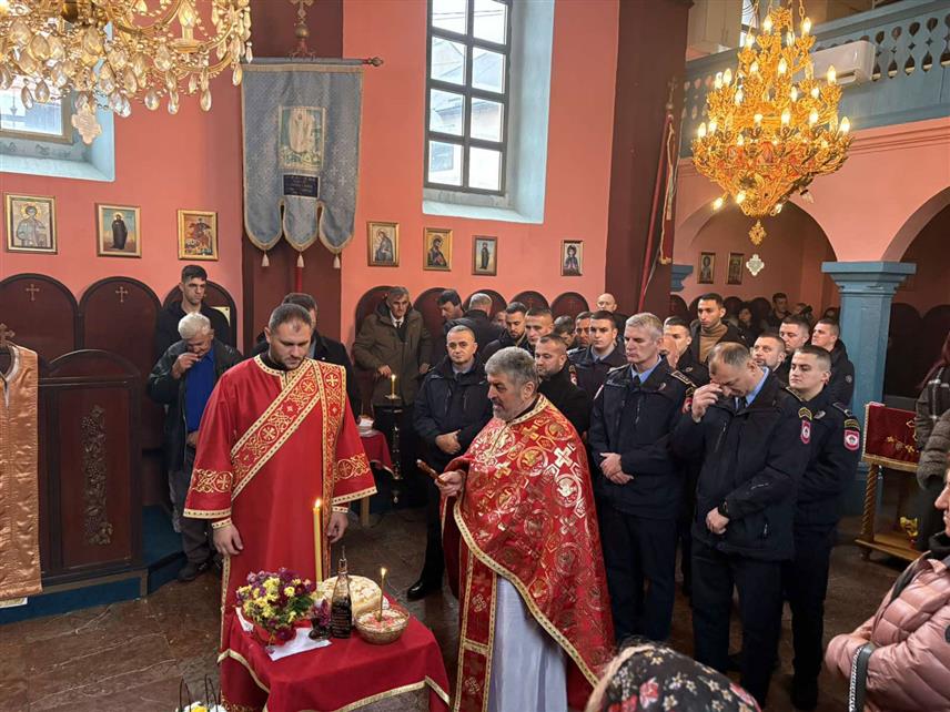 ВЛАСЕНИЦА, 21. НОВЕМБРА /СРНА/ - Полицијска станица Власеница обиљежила је данас крсну славу Министарства унутрашњих послова Републике Српске - Светог архангела Михаила, а тим поводом служена је литургија и преломљен славски колач у храму Светих апостола Петра и Павла.