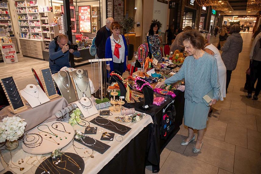 БЕОГРАД, 21. НОВЕМБРА /СРНА/ - Принцеза Катарина и принц Александар Карађорђевић отворили су данас у Београду традиционални хуманитарни Божићни базар женских рукотворина.