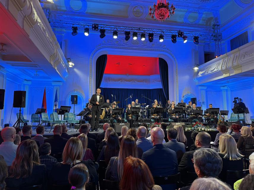 БАЊАЛУКА, 21. НОВЕМБРА /СРНА/ - Полицијски оркестар Министарства унутрашњих послова Републике Српске одржао је у Бањалуци годишњи концерт, на којем је извео композиције различитих музичких жанрова.