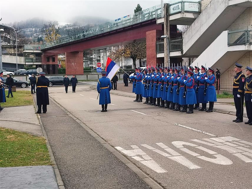 БАЊАЛУКА, 21. НОВЕМБРА /СРНА/ - Обиљежавање крсне славе Министарства унутрашњих послова /МУП/ Републике Српске Светог архангела Михаила почело је испред зграде МУП-а уз присуство највиших званичника.