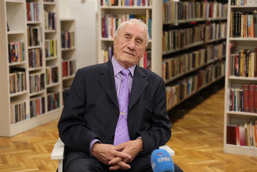 ТРЕБИЊЕ, 22. НОВЕМБРА /СРНА/ - Бранко Тупањац, Билећанин, са другом адресом у Чикагу, човјек који има основа за више колективних идентитета - Србин, Херцеговац, православац, Американац, за себе каже да је Србин.