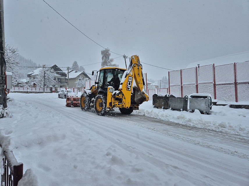 ПАЛЕ, 22. НОВЕМБРА /СРНА/ - Зимска служба предузећа "Комунално" са Пала од раног јутра ради у пуном капацитету како би саобраћајнице на подручју ове општине биле проходне и засад се саобраћај одвија без већих застоја.