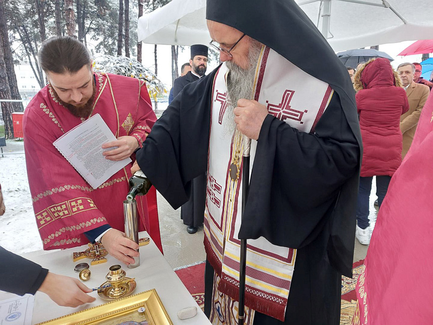 БИЈЕЉИНА, 22. НОВЕМБРА /СРНА/ - Његово високопреосвештенство митрополит зворничко-тузлански Фотије освештао је данас темеље за будући храм Светог Нектарија Егинског Чудотворца у кругу Болнице "Свети врачеви" у Бијељини.