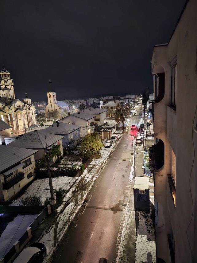 ШАМАЦ, 22. НОВЕМБРА /СРНА/ - Путеви су на подручју Шамца очишћени од снијега, саобраћај се одвија несметано, а вечерас ће бити посут абразивни материјал.