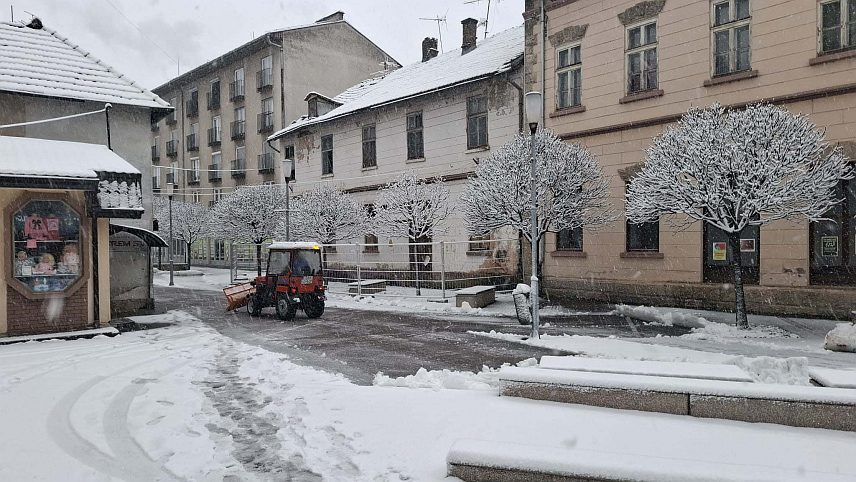 НОВИ ГРАД, 22. НОВЕМБРА /СРНА/ - У Новом Граду, гдје је висина снијега јутрос седам центиметара, пријављени су кварови на електромрежи, а зимске службе су на терену.	
