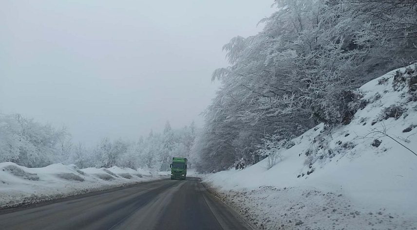 ЗВОРНИК, 22. НОВЕМБРА /СРНА/ - Сви магистрални и регионални путеви на подручју регије Бирач су проходни, али је отежано кретање возила на превојима Хан Поглед, Црни врх и Каштељ.	