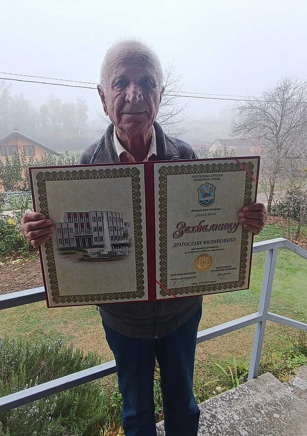 СРБАЦ, 22. НОВЕМБРА /СРНА/ - Деведесеттрогодишњи Драгослав Филиповић, најстарији учитељ у Српцу, описменио је више од 40 генерација ђака које га памте као Србу након што је шездесетих година стигао из Србије у србачки крај.