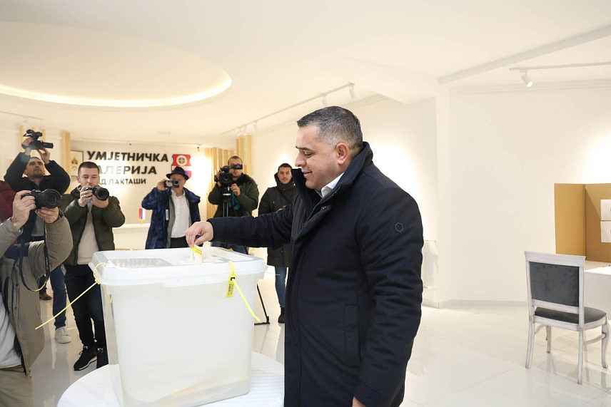 ЛАКТАШИ, 23. НОВЕМБРА /СРНА/ - Потпредсједник СНСД-а Мирослав Бојић гласао је на бирачком мјесту у Галерији Дома културе. /Фото - Борислав Здриња/ /ЕМБАРГО ДО 19.00 ЧАСОВА/