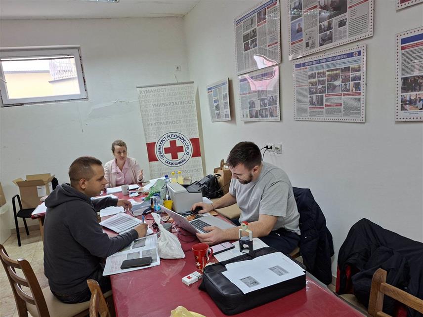 ШАМАЦ, 23. НОВЕМБРА /СРНА/ - На шамачком подручју су до 11.00 часова на пријевременим изборима за предсједника Републике Српске гласала 1.554 бирача или 10,32 одсто, а гласање протиче без проблема и гужве.