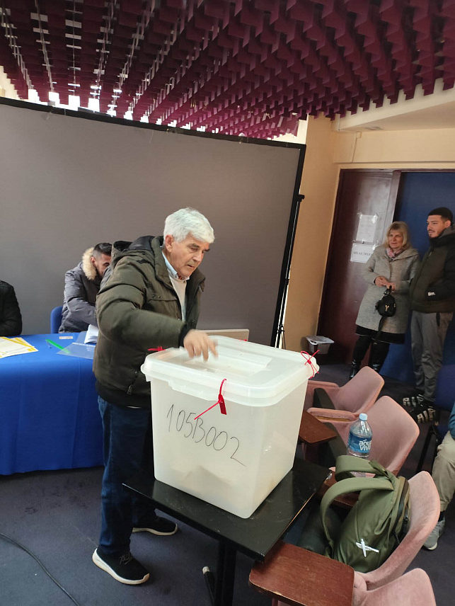 СРЕБРЕНИЦА, 23. НОВЕМБРА /СРНА/ - У Сребреници је до 11.00 часова на 25 бирачких мјеста за пријеверемене изборе за предсједника Републике Српске изашло је 690 бирача или 5,6 одсто од укупног бирачког тијела.