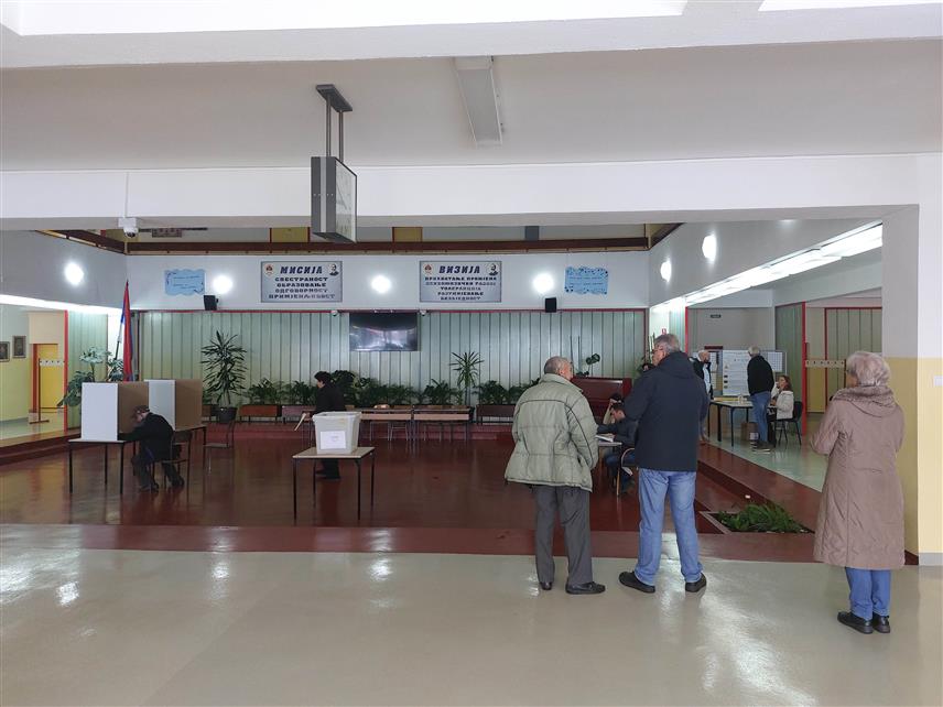 СРБАЦ, 23. НОВЕМБРА /СРНА/ - У општини Србац до 11.00 часова гласало је 2.247 бирача, што је око 13 одсто, изјавио је Срни предсједник Општинске изборне комисије /ОИК/ Душко Митрић.