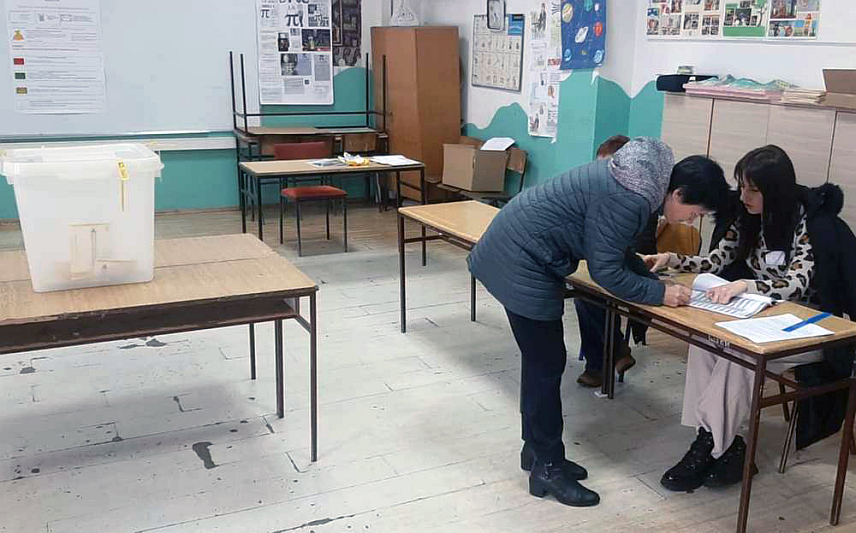 ФОЧА, 23. НОВЕМБРА /СРНА/ - У Фочи je до 11.00 часова право гласа на пријевременим предсједничким изборима искористило 10 одсто бирача, односно 1.661 од 16.241 уписанoг бирача, речено је Срни у Општинској изборној комисији.