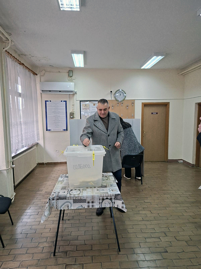 ШАМАЦ, 23. НОВЕМБРА /СРНА/ - Премијер Владе Републике Српске Саво Минић данас је гласао на бирачком мјесту у Дому пензионера у Шамцу. /ЕМБАРГО ДО 19.00 ЧАСОВА/