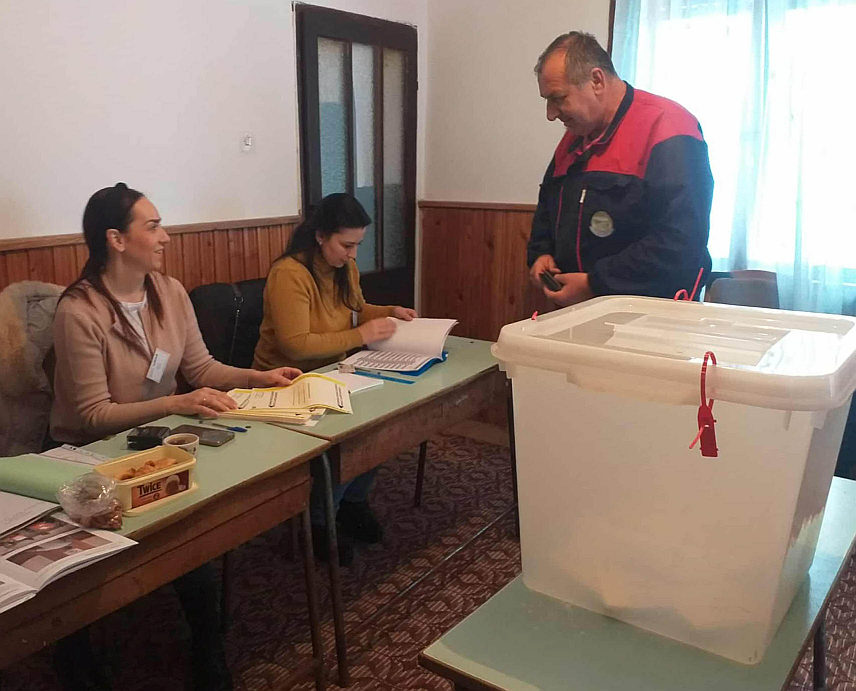 ВЛАСЕНИЦА, 23. НОВЕМБРА /СРНА/ - Излазност бирача у Власеници до 11.00 часова је 13,32 одсто, рекла је Срни предсједник Општинске изборне комисије /ОИК/ Сања Ристић.