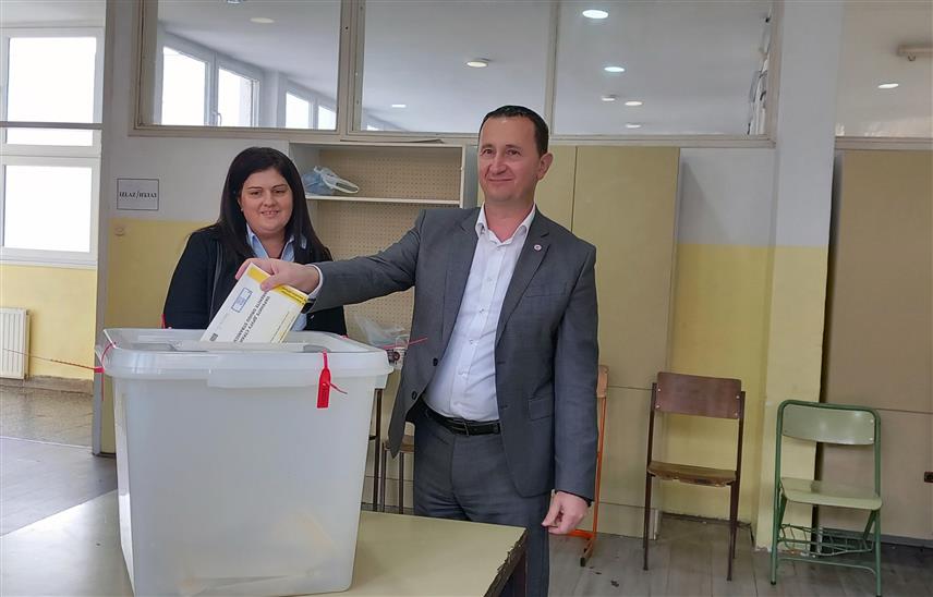 ТРЕБИЊЕ, 23. НОВЕМБРА /СРНА/ - Градоначелник Требиња Мирко Ћурић гласао на пријевременим предсједничким изборима на свом бирачком мјесту у Tребињу./ЕМБАРГО ДО 19.00 ЧАСОВА/