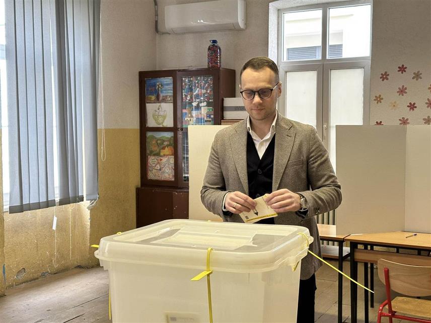 БИЈЕЉИНА, 23. НОВЕМБРА /СРНА/ - Предсједник Градског одбора СНСД-а Бијељина Бојан Савић током гласања на бирачком мјесту у Основној школи "Свети Сава" у Бијељини. /ЕМБАРГО ДО 19.00 ЧАСОВА/