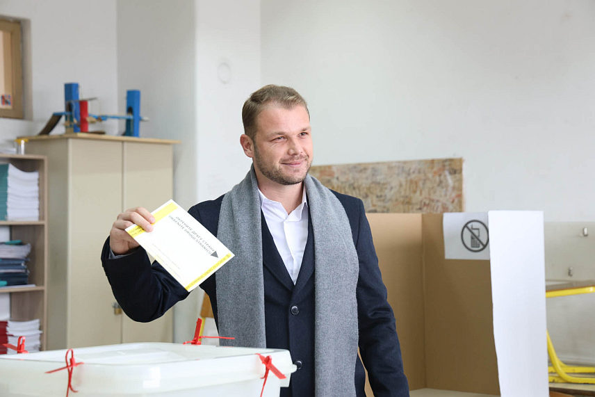 БАЊАЛУКА, 23. НОВЕМБРА /СРНА/ - Предсједник ПДП-а Драшко Станивуковић у бањалучком насељу Петрићевац гдје је гласао на пријевременим изборима за предсједника Републике Српске./ ФОТО Борислав Здриња/ - /ЕМБАРГО ДО 19.00 ЧАСОВА/