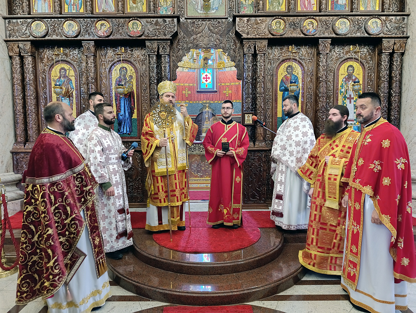 МРКОЊИЋ ГРАД, 23.НОВЕМБРА /СРНА/ -Његово преосвештенство епископ бихаћко-петровачки и рмањски Сергије пожелио је вјерницима мир током предстојећег божићног поста и да празник Христовог рођења дочекају са радошћу.