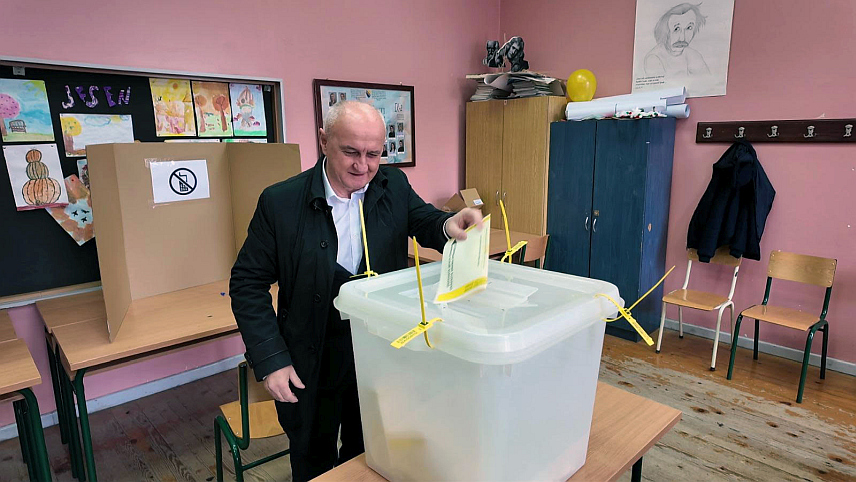 БРЧКО, 23. НОВЕМБРА /СРНА/ - Предсједник Социјалистичке партије Петар Ђокић гласао је данас на пријевременим предсједничким изборима у Брчком. /ЕМБАРГО ДО 19.00 ЧАСОВА/