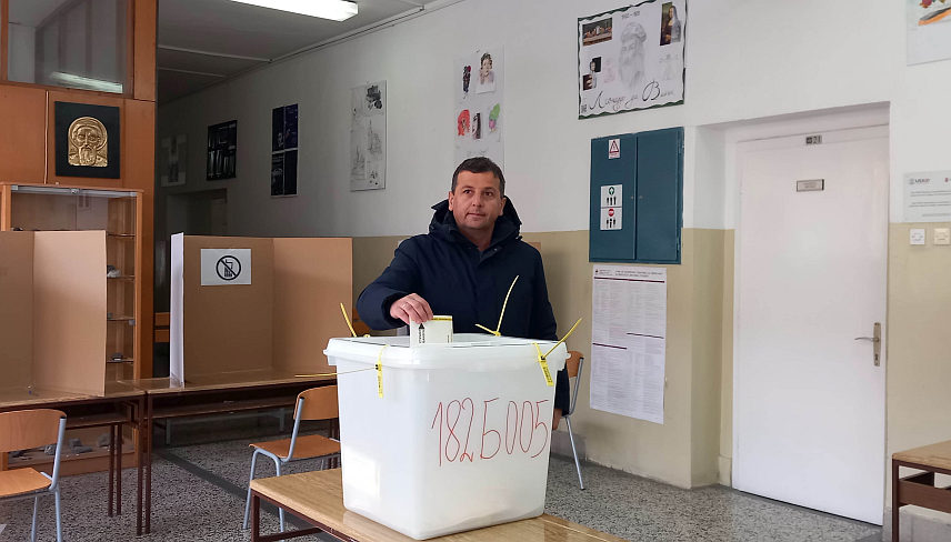 ТРЕБИЊЕ, 23. НОВЕМБРА /СРНА/ - Предсједник Листе за правду и ред Небојша Вукановић током гласања у Требињу. /ЕМБАРГО ДО 19.00 ЧАСОВА/