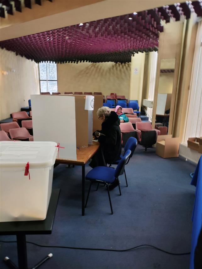 СРЕБРЕНИЦА, 23. НОВЕМБРА /СРНА/ - У општини Сребреница на пријевремени изборима за предсједника Републике Српске до 15.00 часова изашло 1.770 бирача или 14,61 одсто од 12.864 регистрованих, рекла је Срни предсједник Општинске изборне комисије Љиљана Стевановић.