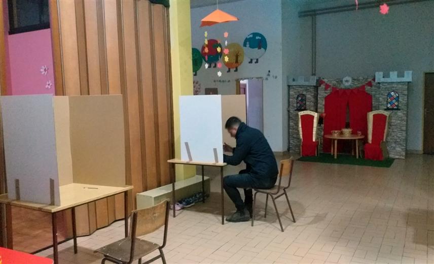 МИЛИЋИ, 23. НОВЕМБРА /СРНА/ - У Милићима је до 15.00 часова гласао 2.451 бирач или 30,06 одсто од укупно регистрованих за пријевремене предсједничке изборе у Републици Српској, рекао је Срни предсједник Општинске изборне комисије /ОИК/ Мирко Савић.