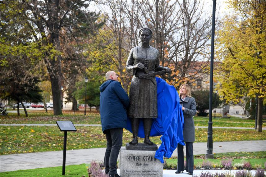 БЕОГРАД, 23. НОВЕМБРА /СРНА/ - Први споменик српској хероини из времена османлијске окупације Србије Чучук Стани откривен је данас у Неготину. Споменик је открила министар за рад, запошљавање, борачка и социјална питања Србије Милица Ђурђевић Стаменковски.	