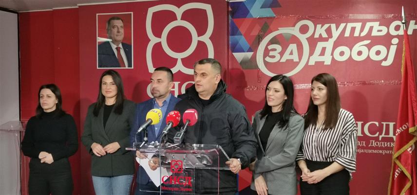 ДОБОЈ, 23. НОВЕМБРА /СРНА/ - Шеф Изборног штаба СНСД-а Данијел Јошић на конференцији за новинаре у Добоју.
