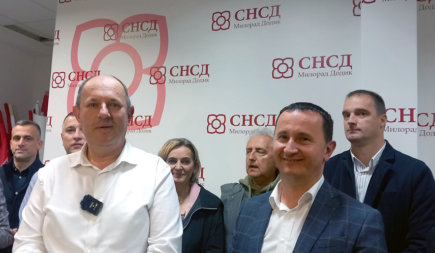 ТРЕБИЊЕ, 23. НОВЕМБРА /СРНА/ - Предсједник Градског одбора СНСД-а Лука Петровић са сарадницима вечерас у Требињу.	