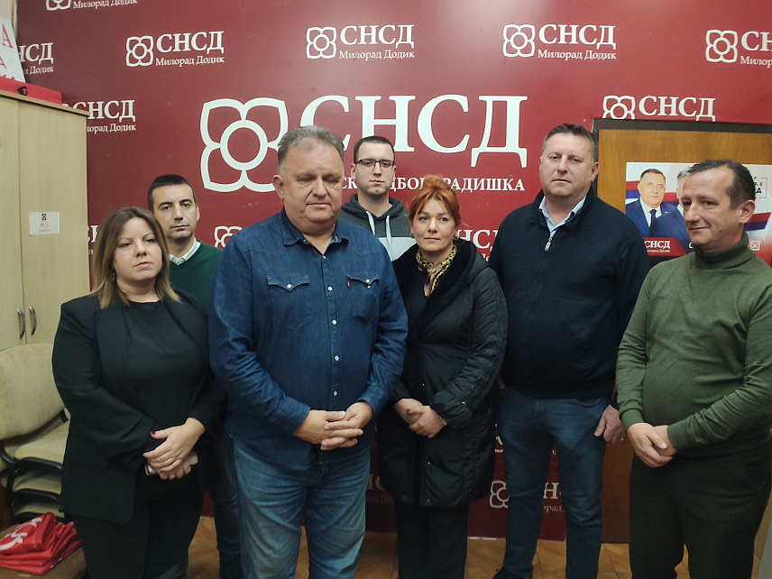ГРАДИШКА, 23. НОВЕМБРА /СРНА/ - Предсједник Градског одбора СНСД-а Градишка Зоран Аџић са сарадницима вечерас у Градишци након пријевремених предсједничких избора.	