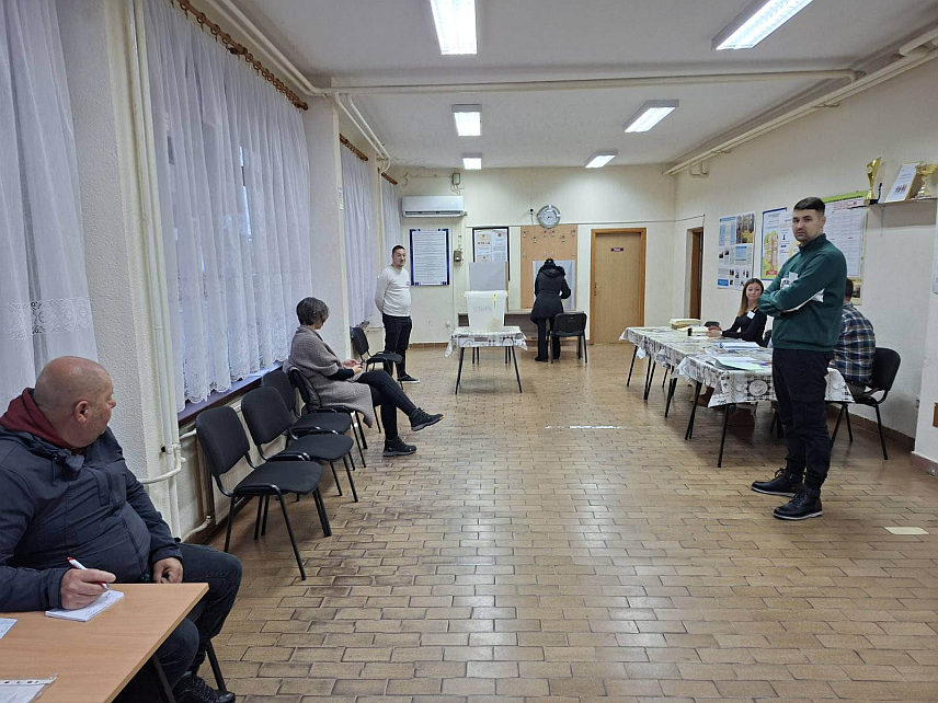 ШАМАЦ, 23. НОВЕМБРА /СРНА/ - Свих 26 бирачких мјеста на подручју општине Шамац отворено је у 7.00 часова.