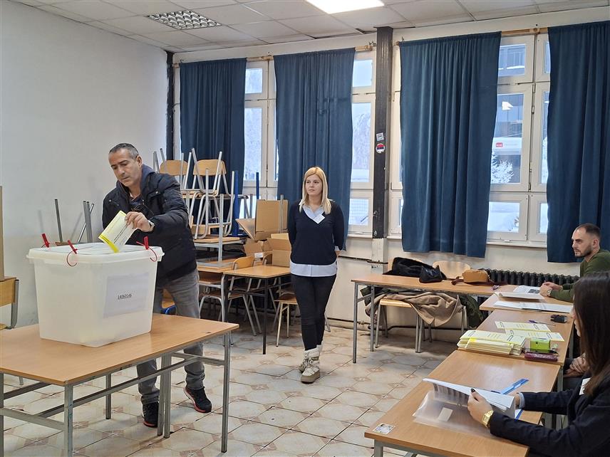 ИСТОЧНО НОВО САРАЈЕВО, 23. НОВЕМБРА /СРНА/ - Свих 18 редовних бирачких мјеста за пријевремене изборе за предсједника Републике Српске у општини Источно Ново Сарајево отворено је у 7.00 часова и изборни процес одвија се без проблема.