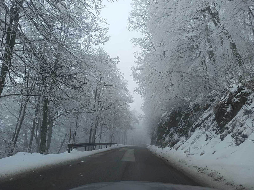 ЗВОРНИК, 23. НОВЕМБРА /СРНА/ - Сви магистрални и регионални путеви на подручју регије Бирач су проходни, али је због снијега отежано кретање возила на превоју Хан Поглед, Црни врх и Каштељ.